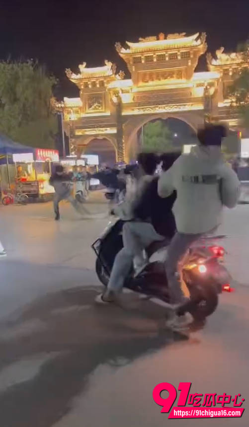 汕头精神小伙持械斗殴视频1