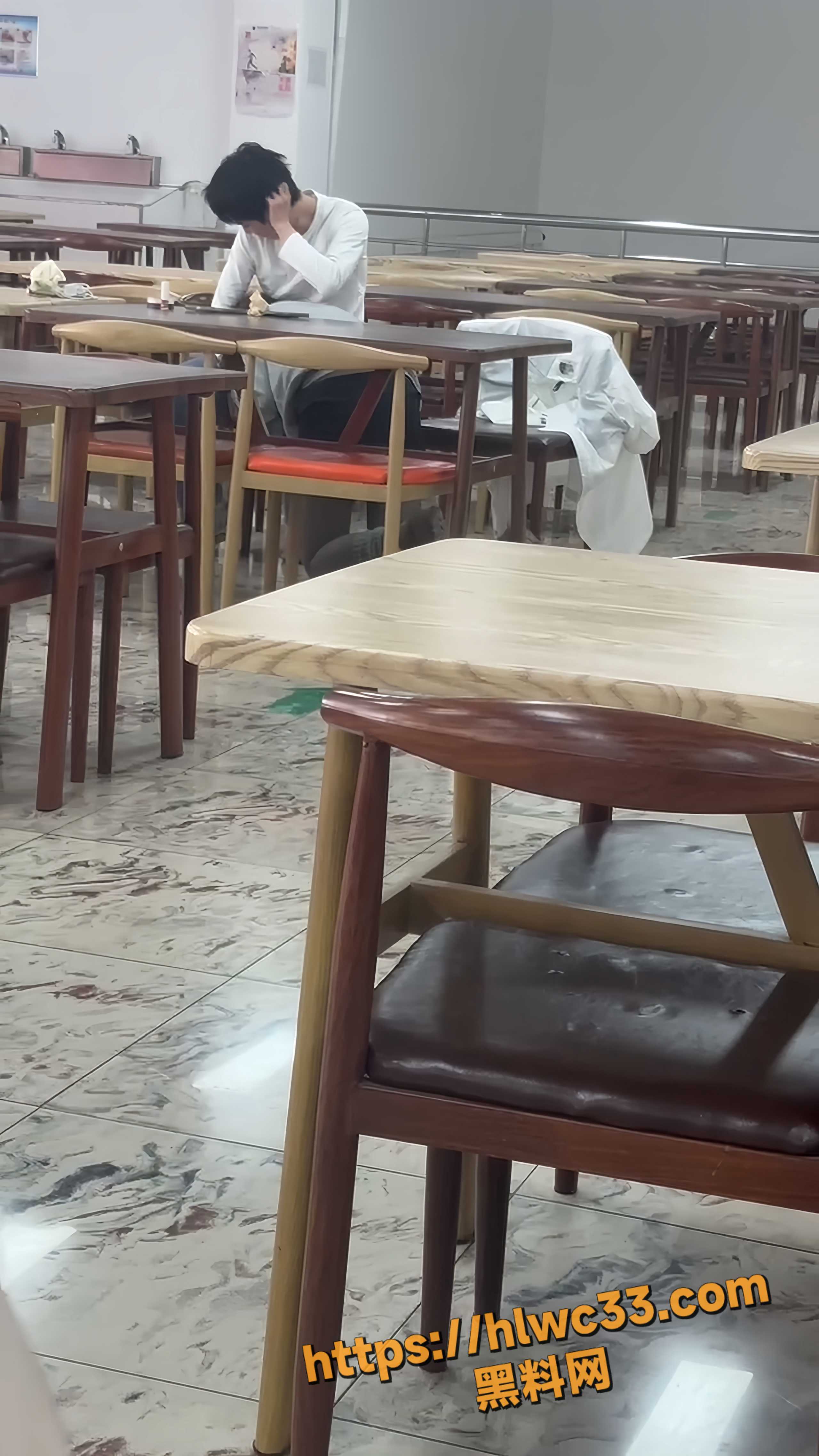 大学食堂当众口交狂顶 情侣把餐大白天饥渴难耐 猛怼女生脸部尺度炸裂极致