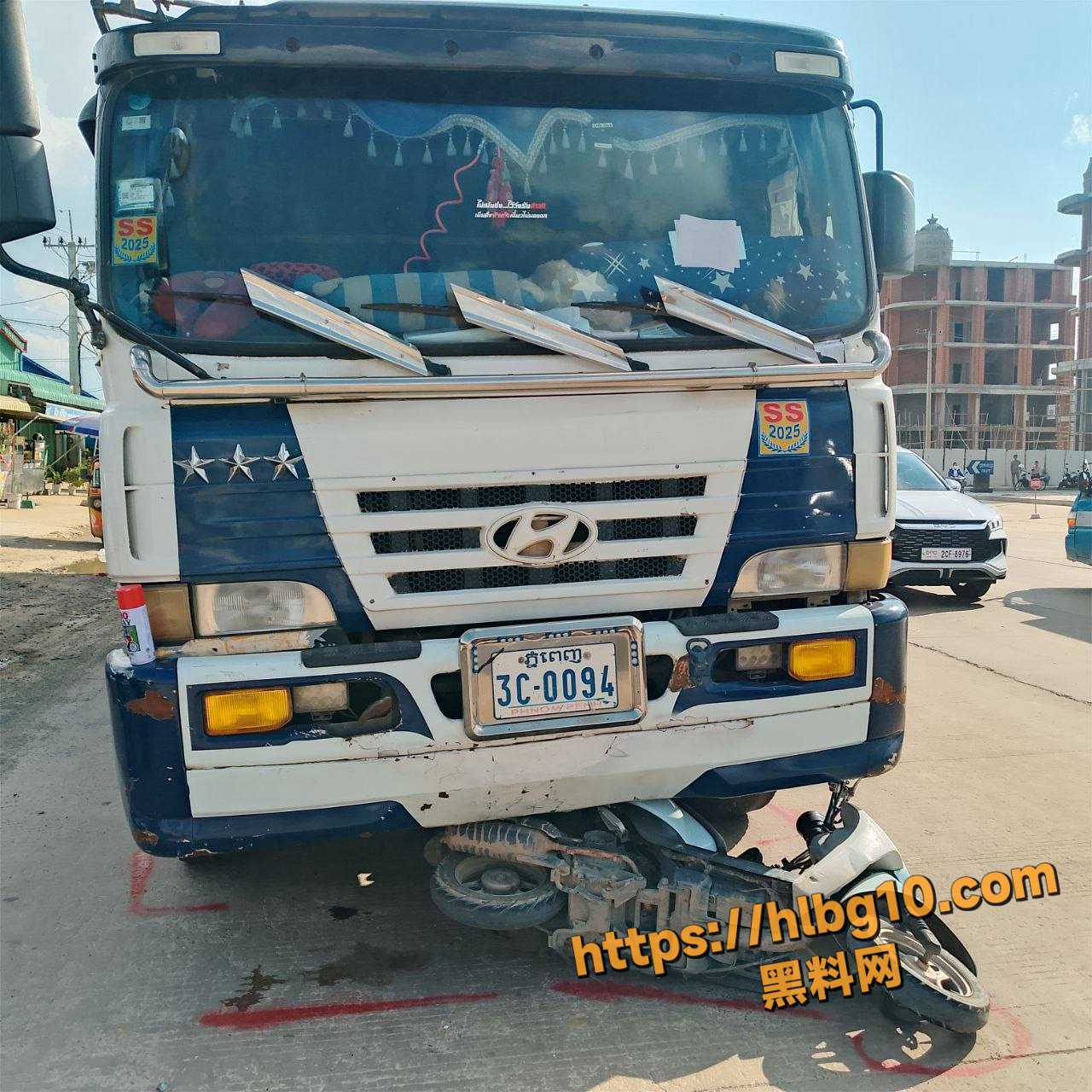 柬埔寨精神小伙飙车撞上大货车 直接两半 肠子都露出来了 估计当场死亡 救不回了！