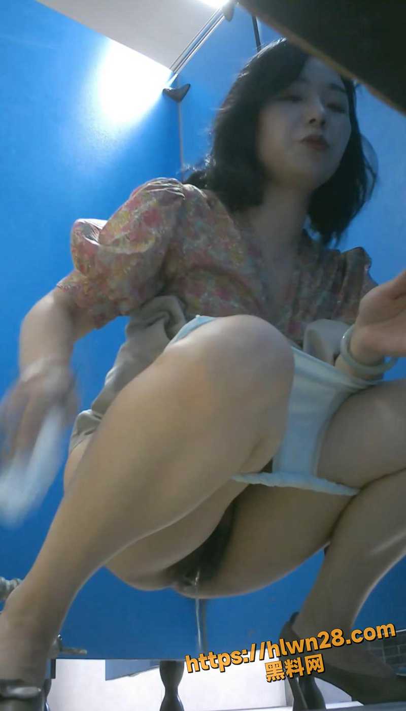 魔手第四期商场厕拍，绝色人妻开闸放水，满足你的偷窥欲，各种美女圣洁排放瞬间尽收眼底！