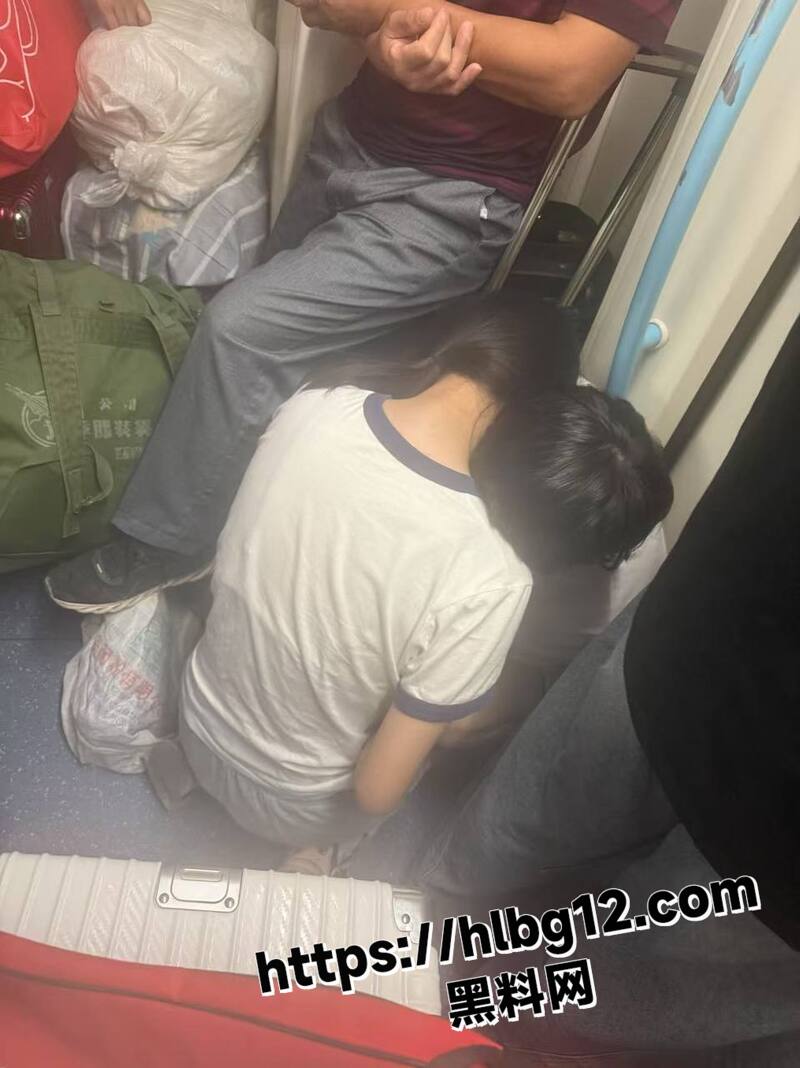 上海地铁大玩刺激的小情侣 女生直接掏出男主二弟打飞机 如若无旁人之境 两人差点要干起来了！