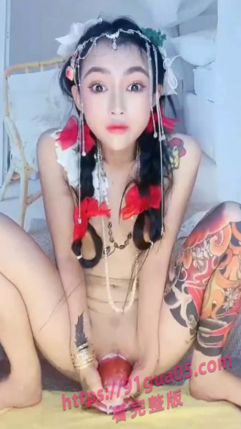 论女人能撑多大？极品纹身妹以身试法坐插超大幻龙自慰