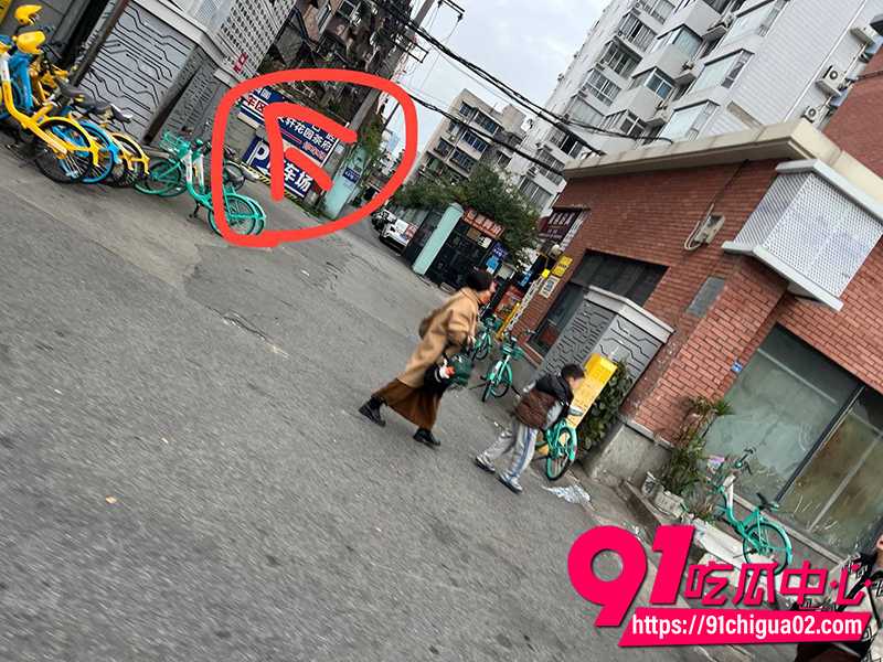 瓜友扫店 成都商K里的密码 极品女模全裸唱陪服务 性感裸舞让人流连忘返!