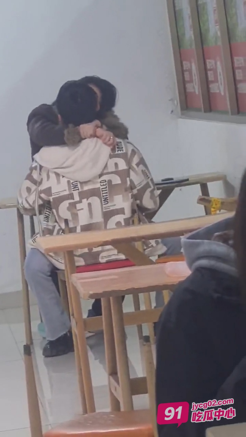 齐鲁大学餐馆大事件！情侣当众干活 妹子主动上位蹭～ 配图3