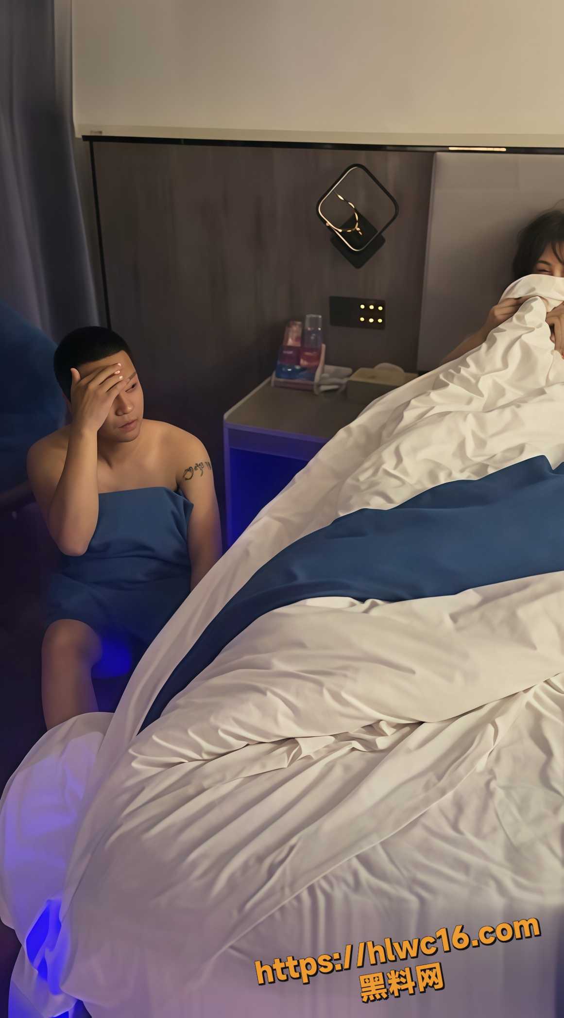绿帽老公酒店踢门抓奸 淫妇正在房间里玩的火热 被当场狂抽耳光