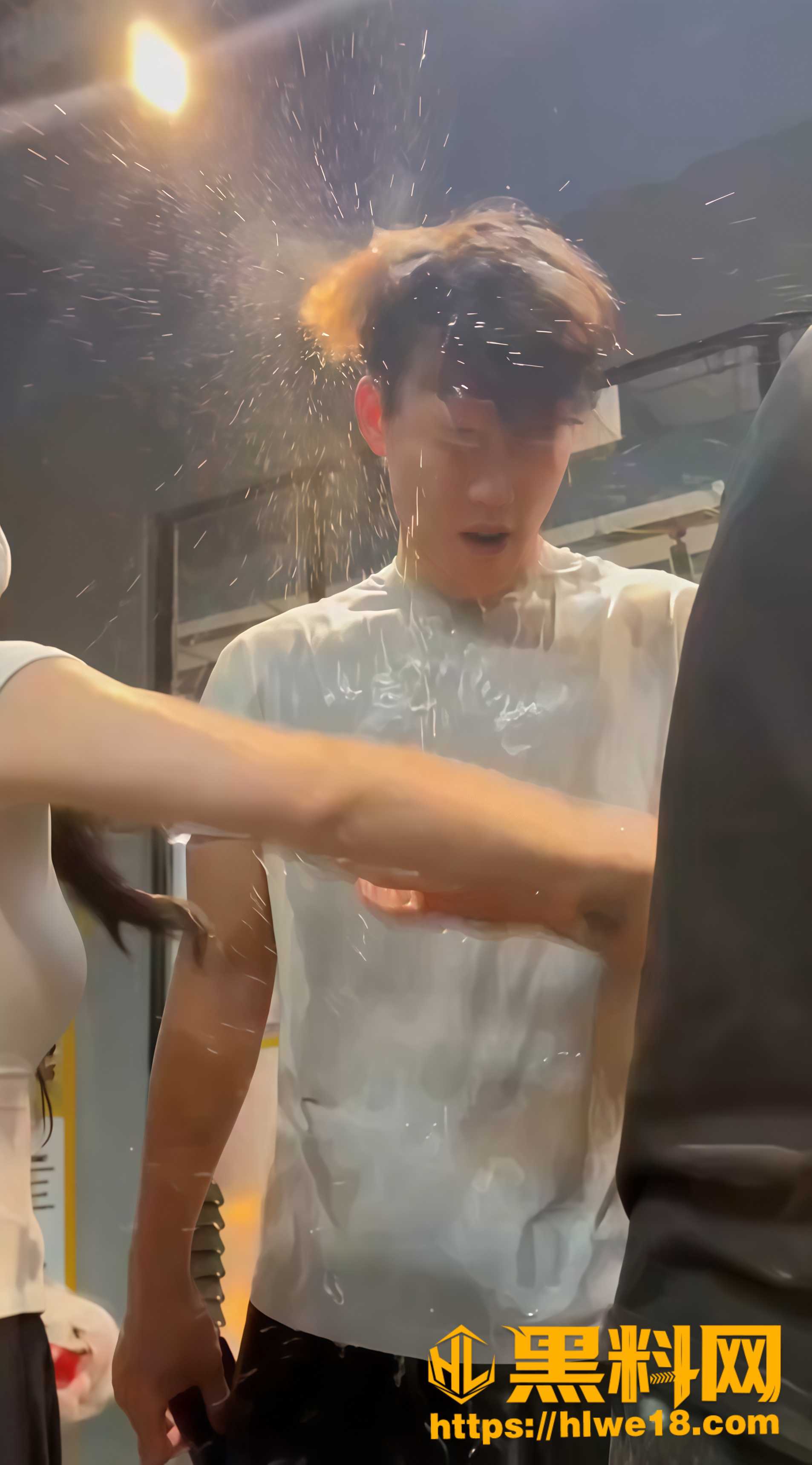 一老哥脚踏两只船 被两妹子找上门 水泼脸大逼兜打得啪啪响