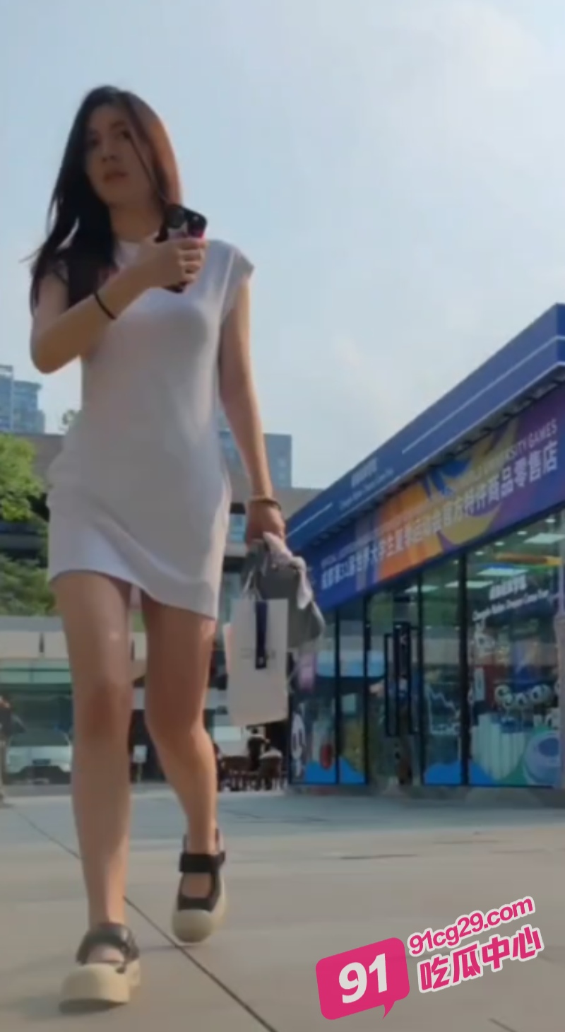 抄底哥万达广场偷拍白裙美女 白皙美腿摆动露出茂密阴毛 裙底风格尽收眼底 配图3
