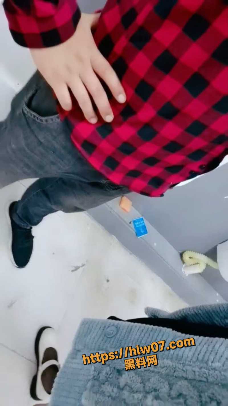 极品美少妇勇闯男公厕偷拍勾引蹲坑男！两极反转主打一个榨干男子的肉棒精液！
