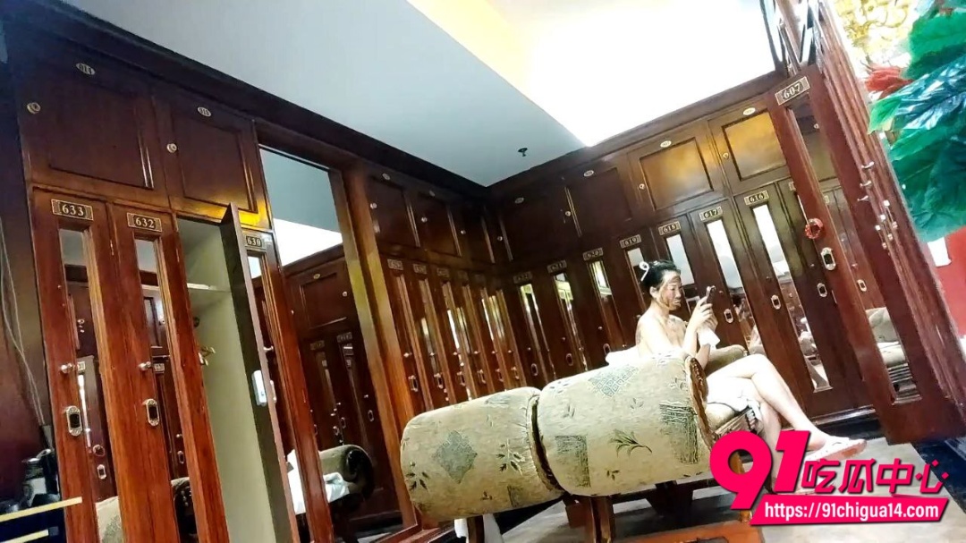 洗浴会所女更衣室偷拍4
