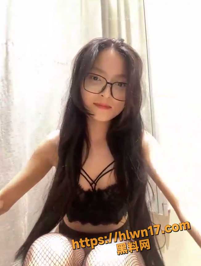 试衣间成为了另一个战场 炸裂开场 推荐21岁极品华裔美女 kiko 买个衣服在试衣间也不忘自慰露出自拍 ！