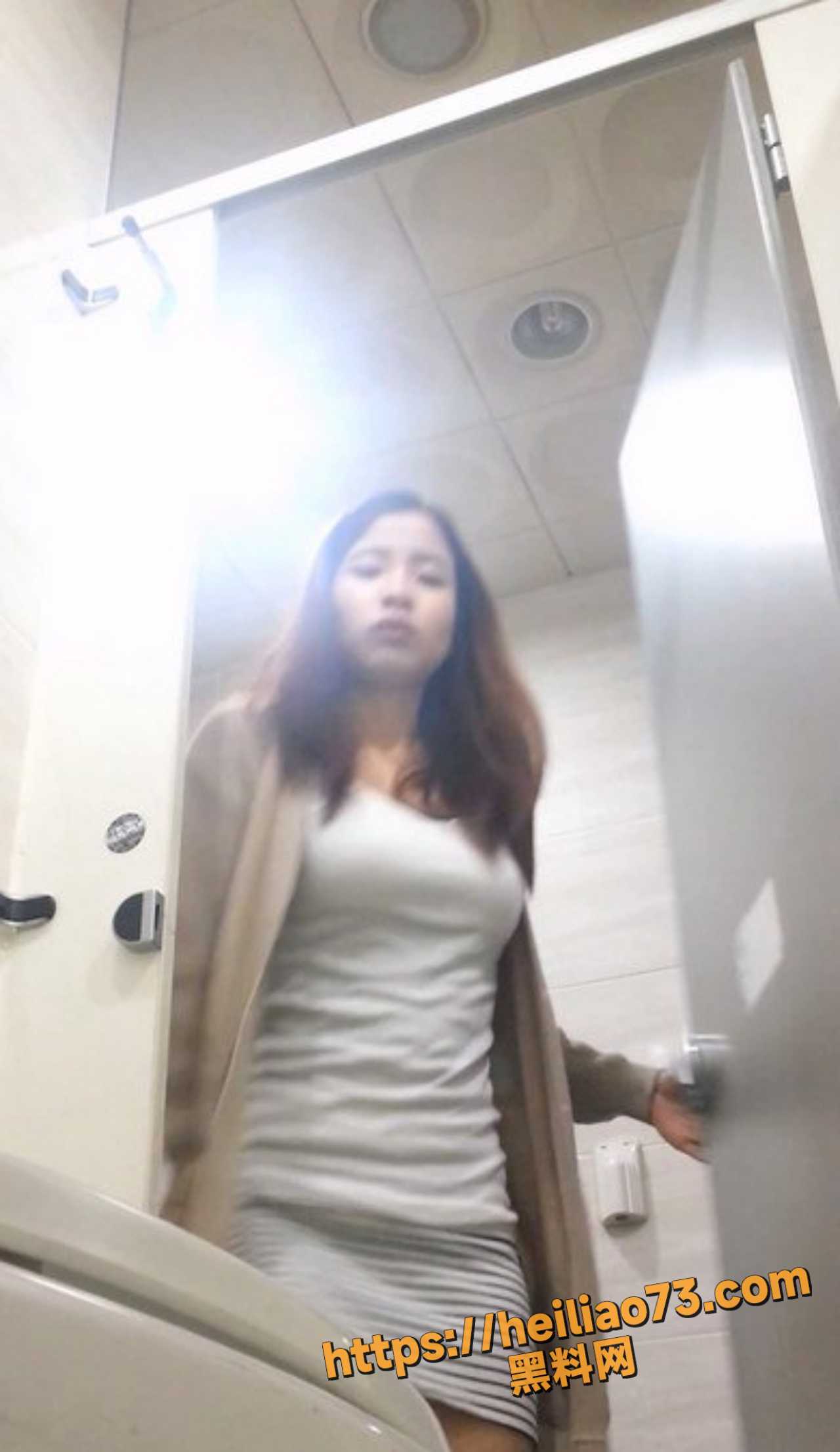 酒店厕所偷拍 性饥渴的女生自慰 公共卫生间呻吟 性高潮的时候喷尿