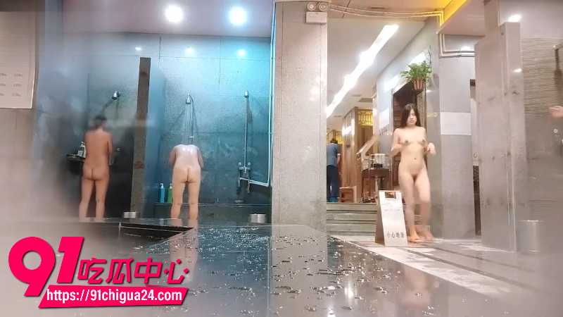 保洁大妈随身携带针孔摄像头偷拍女澡堂内部洗澡画面6