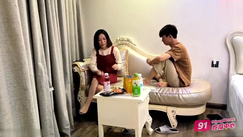 广东佛山御姐杜雨玲 约单男被偷拍 主动上位疯狂吸精～ 配图3
