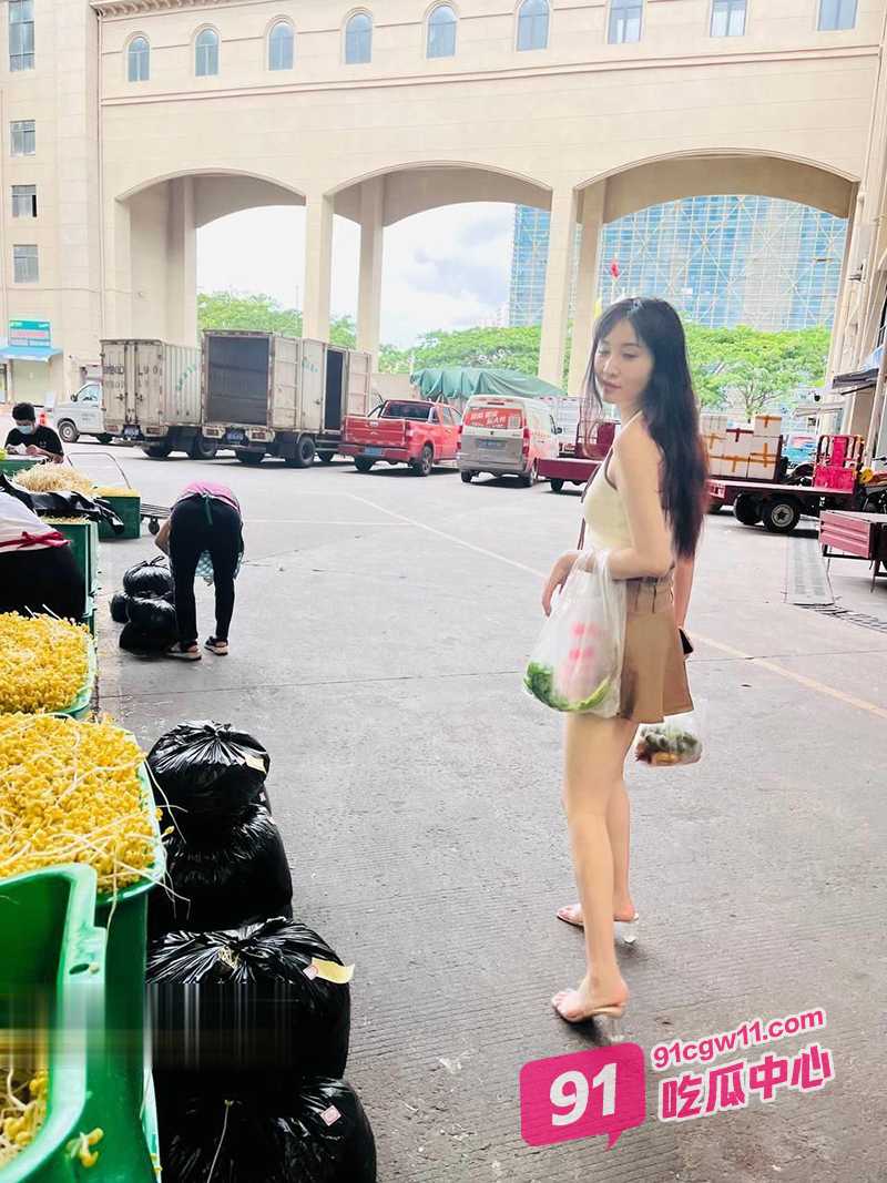 广州美女公务员私拍泄密 主动要求领导潜规则 跪舔口交侍奉 这就是行业内幕吗？ 配图2