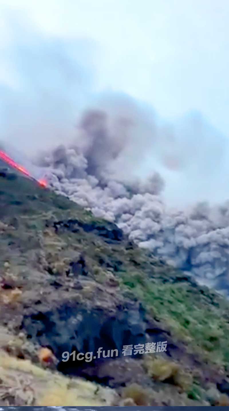 意大利大规模火山喷发 岩浆四溅浓烟滚滚 当地进入紧急状态居民紧急疏散
