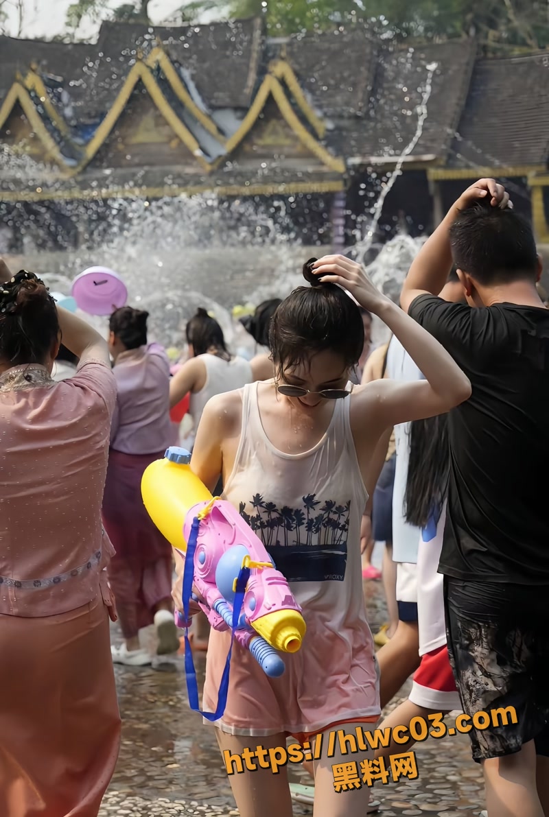 西双版纳泼水节不文明事件 高压水枪直喷女生敏感部位 路过汽车也难逃幸免