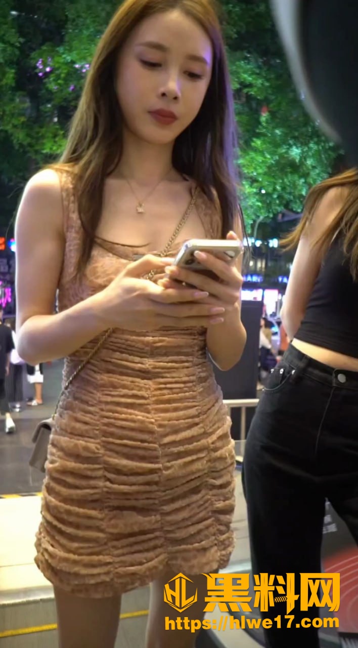 YZWCD系列街拍天花板 美腿小姐姐被抄底毫无防备 白色底裤禁欲感十足
