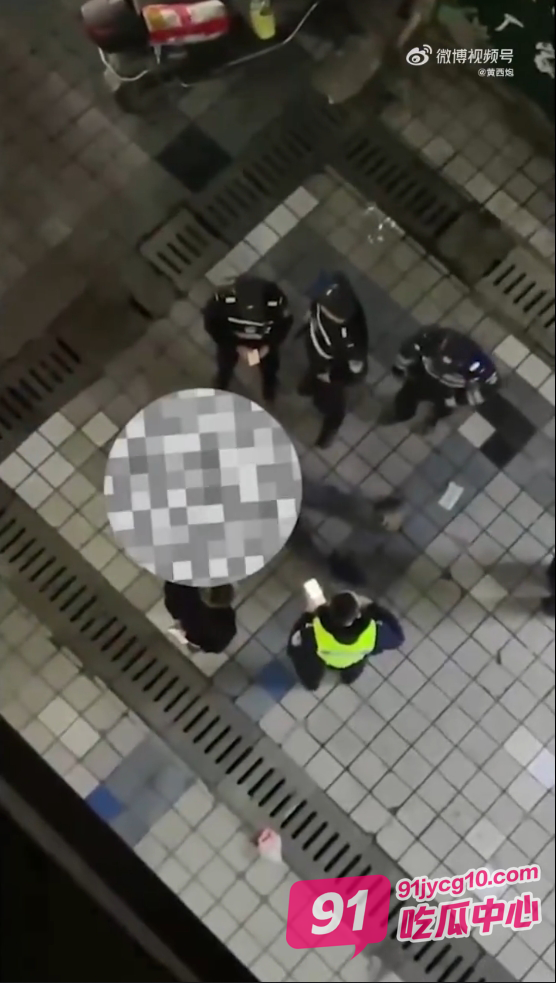 四川成都一男子偷拍女厕所 被发现后跳下楼 当场没动静！ 配图3