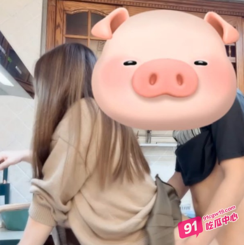 真实姐弟乱伦!爸妈不在家丰乳肥臀的姐姐被攻破了! 配图2