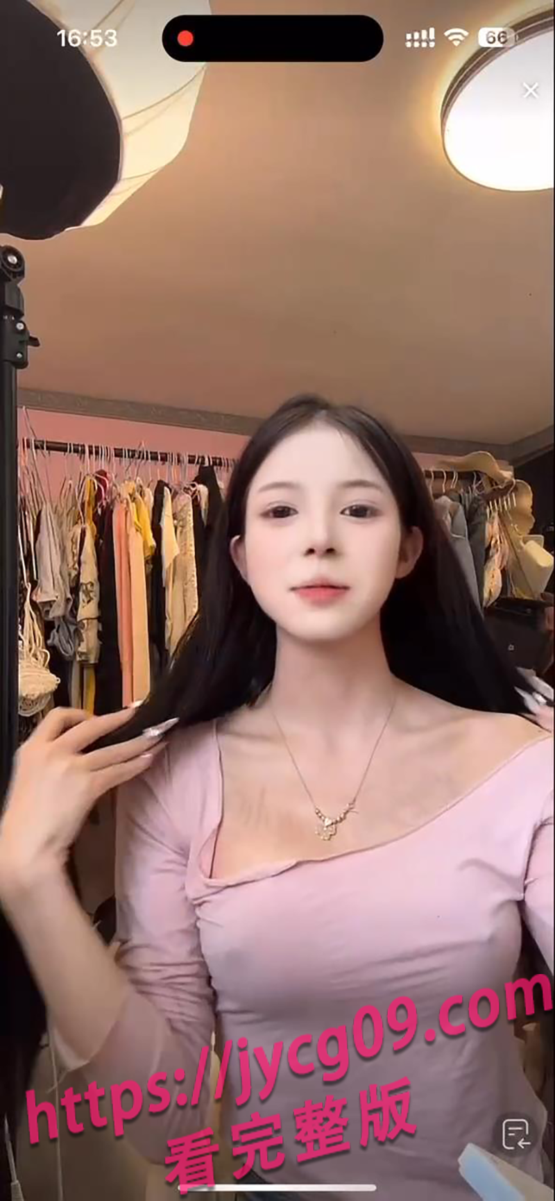 直播带货太撩人？抖音女主播因穿搭翻车冲上热榜！