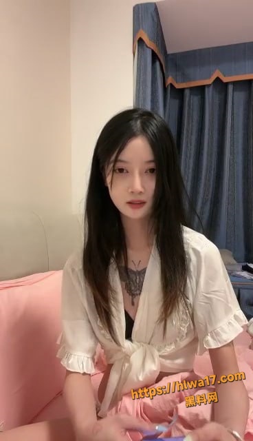 快手网红纹身精神小妹 小蝴蝶飞 下海直播啪啪 被金主压着爆操干的哇哇叫！