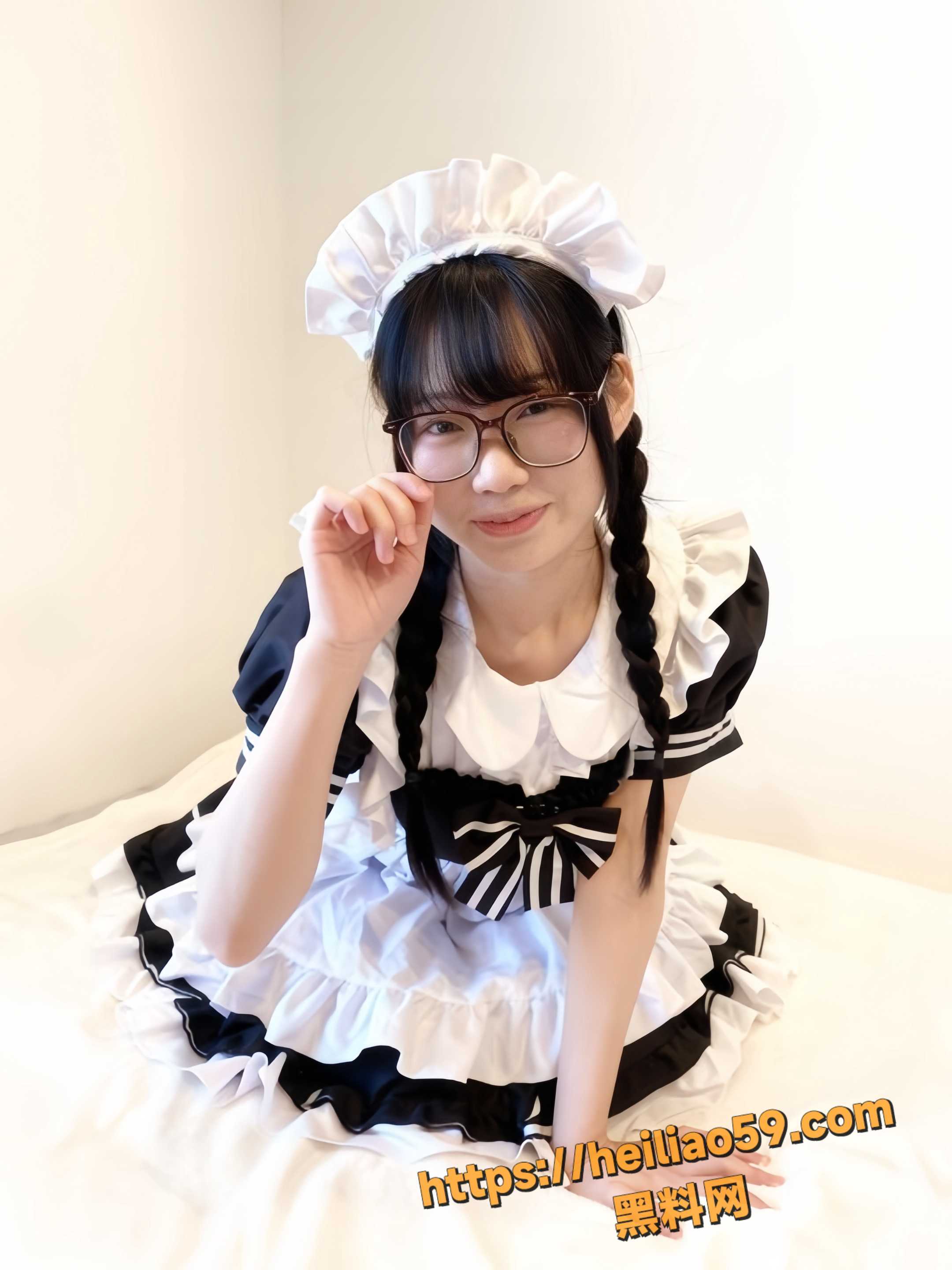 西安外国语大学 王一冰 cos女仆拍私房写真 完事还给摄影师口交 大尺度视频流出