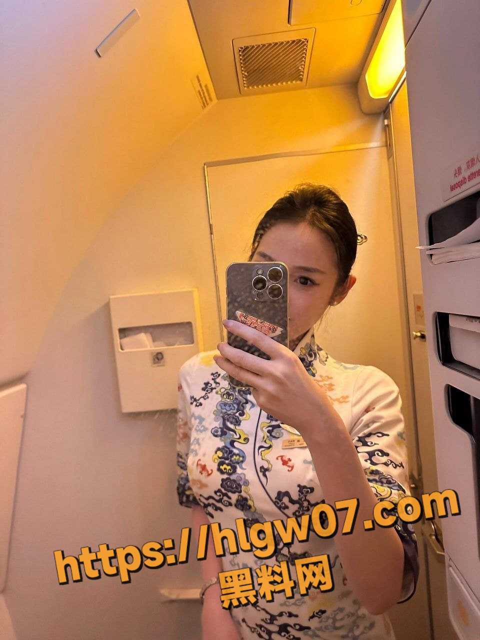 阮姐作为海航的性感空姐，黑丝被撕裂露出白皙大腿,阴蒂被粉丝手指揉!