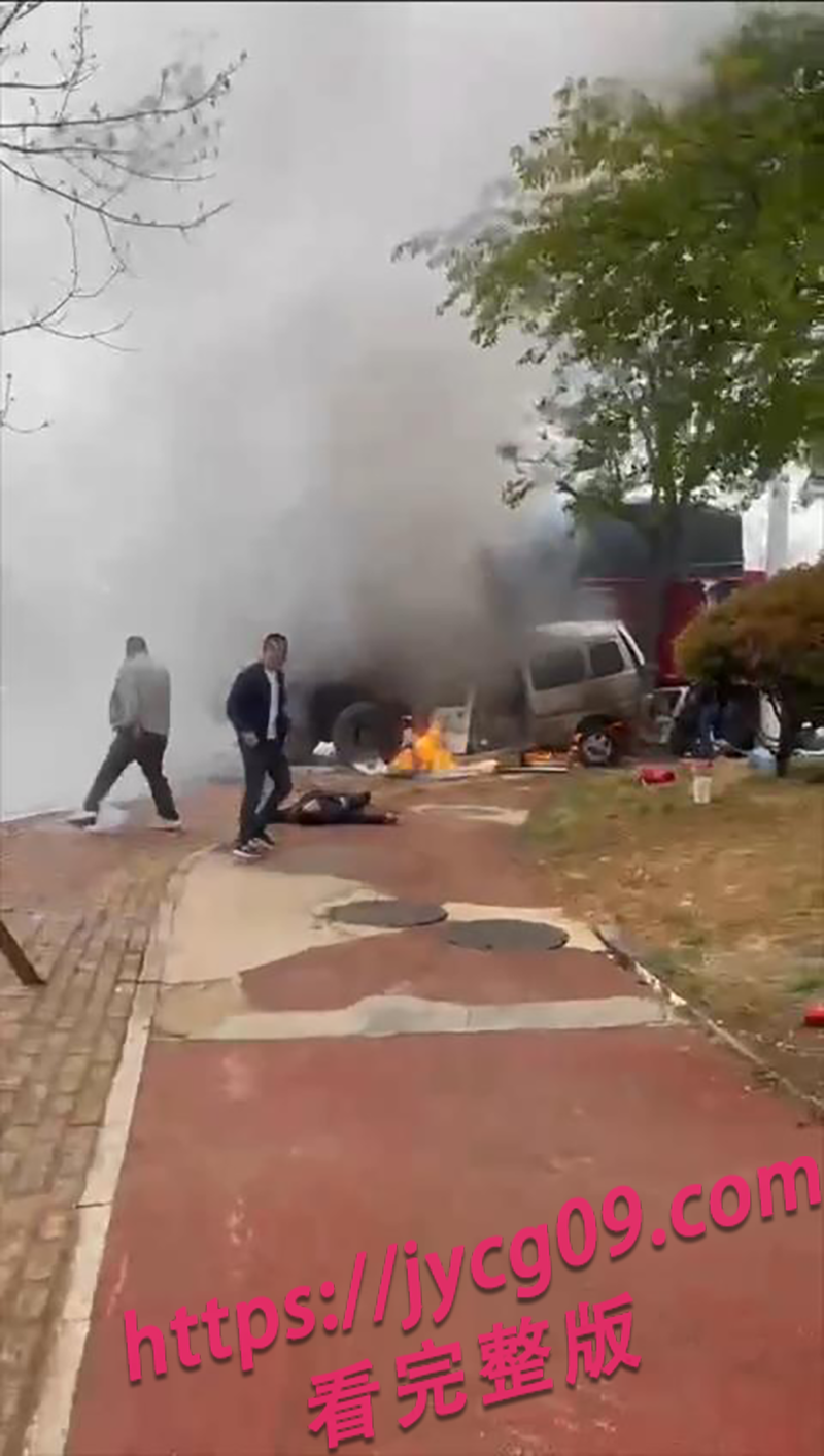 山东惨烈车祸现场曝光！群众拼命救人却无力回天 配图2