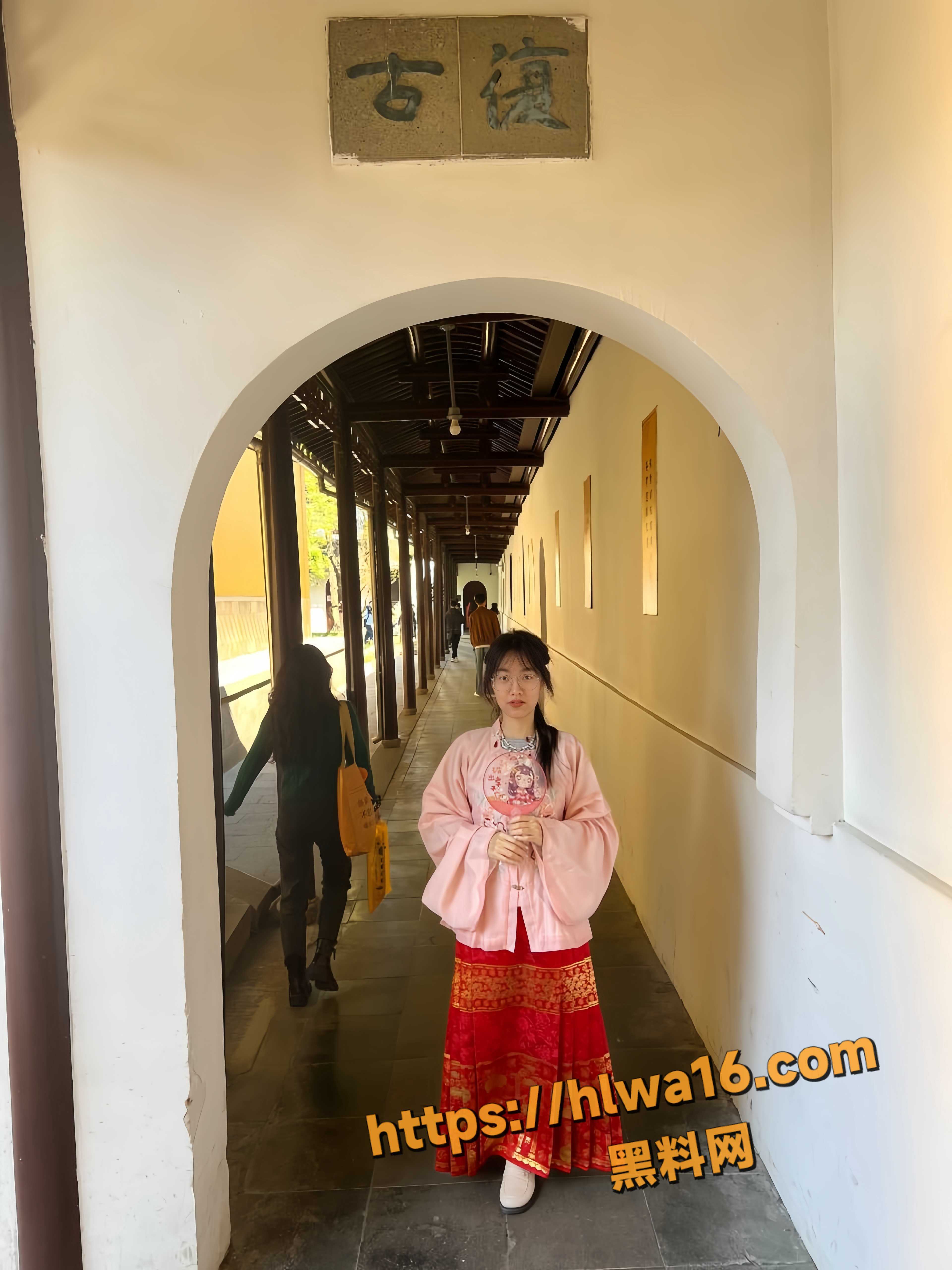 天津反差眼镜妹 李彤彤 不雅自拍泄密 一边吃鸡一边玩手机 被炮友无套爆操嫰穴