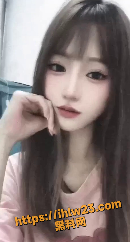 重庆外国语大学李欣蕊 出了名的反差学生妹一个 穿上红色战袍与金主爸爸玩起了性爱小游戏！
