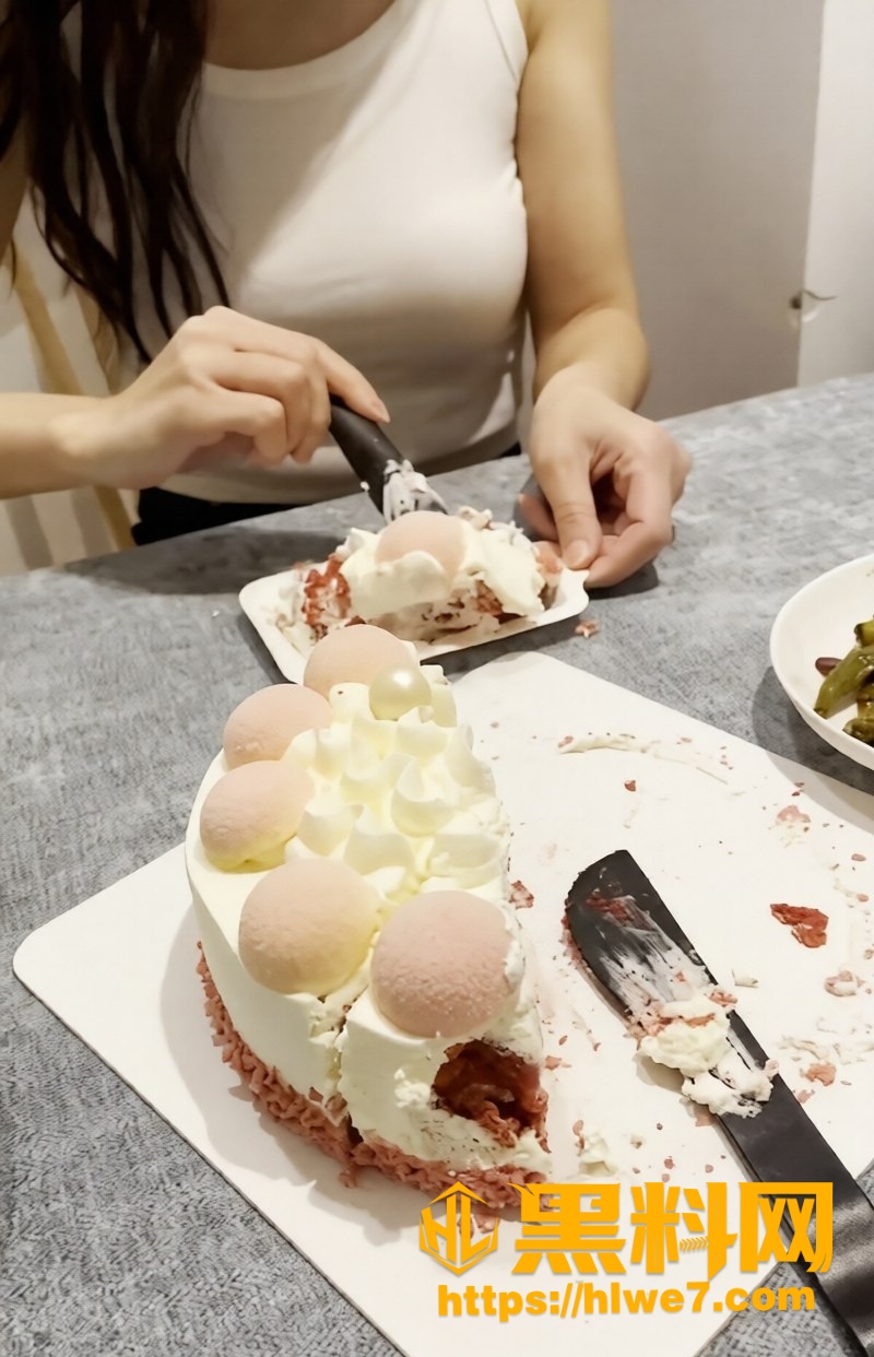 海角原创博主 最新福利作品流出 强上极品御姐房东 生日婚床内射太刺激