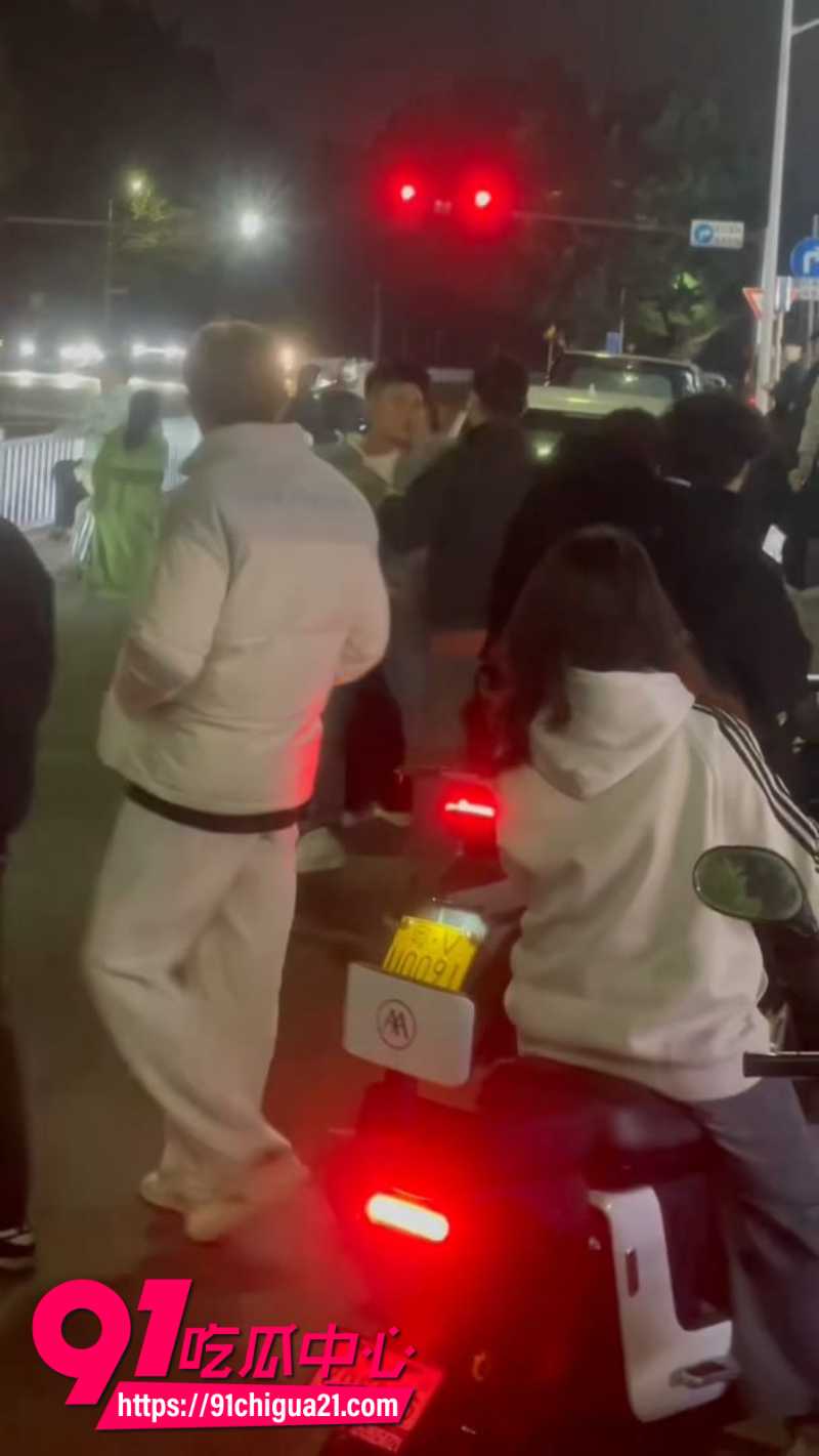 潮汕男同出轨被老婆抓奸后当街开撕8