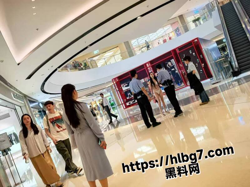 成都万象城 小仙女为完成主人的任务 珍珠丁字裤大胆露出 瞬间火爆全网！
