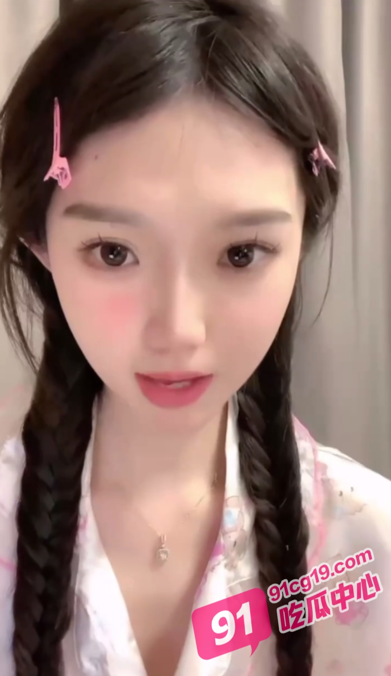 少妇少女学生妹在直播故意走光露点小合集！ 直播这碗饭实在太香 配图7