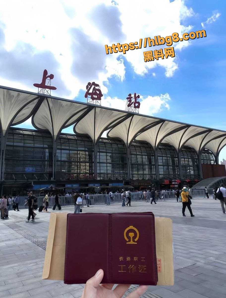 上海女乘务员 盈盈 上班是高冷制服女神 下班秒变淫娃 摆出各种淫荡姿势 等待主人插入！