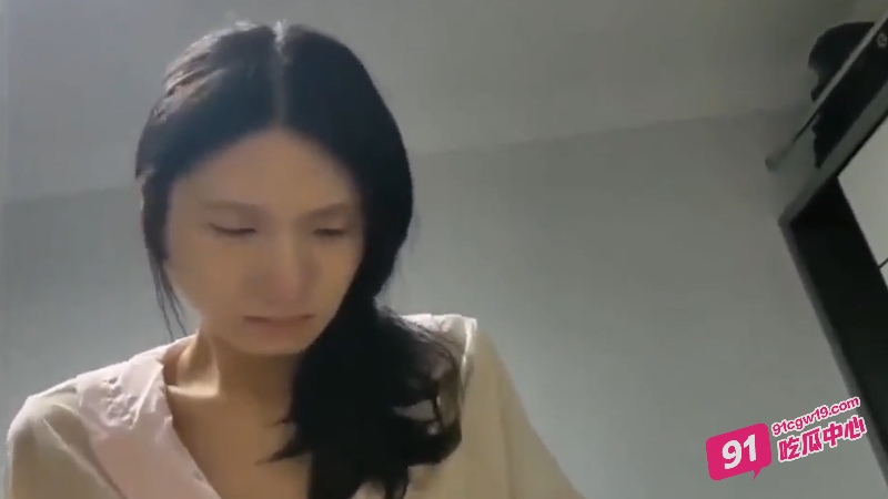 兄妹乱伦实录～禽兽哥哥精虫上脑竟让胸都没发育的亲妹妹给自己泄欲 配图2