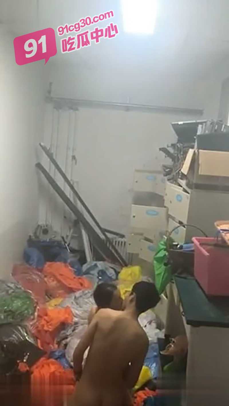 大连市24中学高中生偷欢被捅破 校园仓库激情视频曝光