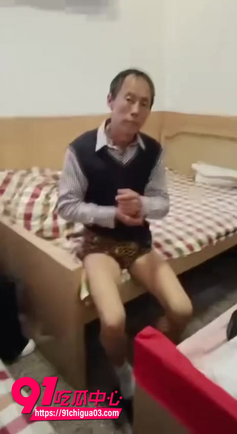 七旬农村老头 勾引已婚少妇偷情 两人正在激战时 直接被当场抓奸