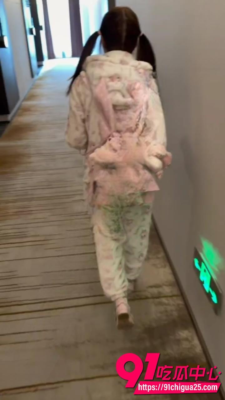 06年大户线下无套猛干少萝宝宝 粉嫩小穴被插到红肿外翻 白丝大开腿后入直接内射