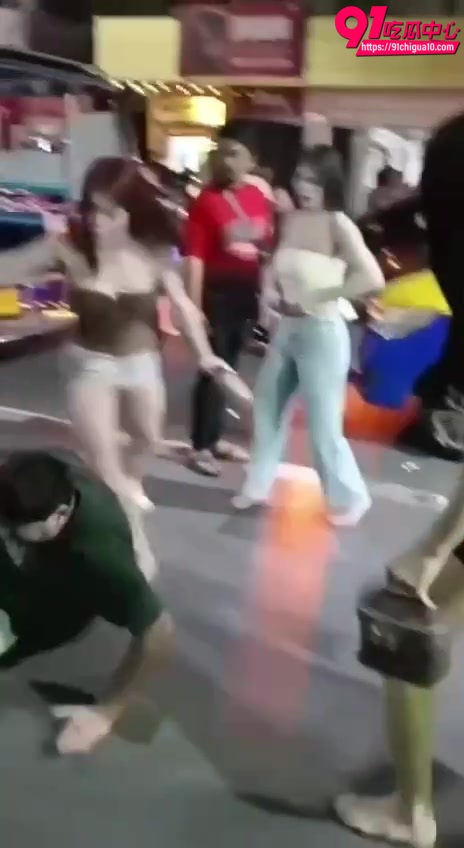 叫鸡不给钱被当街追打8