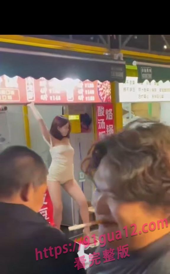 现在饭店都这么卷了吗 超短裙舞娘擦边舞吸客！也不怕被举报 配图2