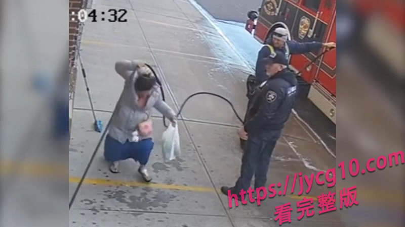 监控奇葩合集火出圈！打架 飞车 疯狗追人全程高能 配图2