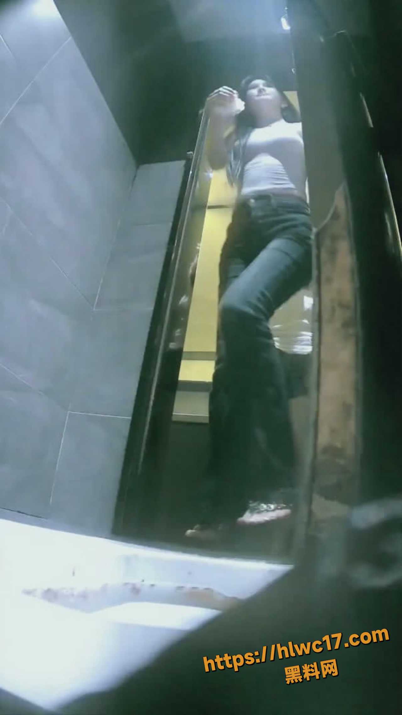 KTV夜总会女厕抄底视角偷拍 小姐尿尿憋了很久 尿尿似喷泉