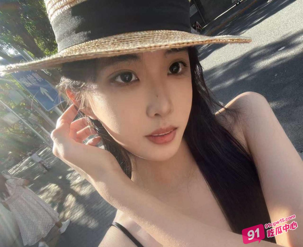 现实版美女与野兽 高颜值大学生丁佳被油腻男落地窗前爆操 纤细的腰肢承受着200斤的冲击！ 配图3