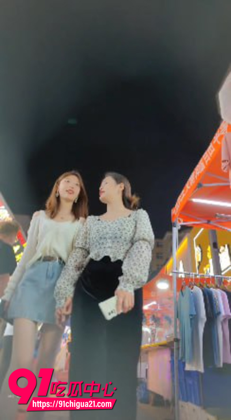 抄底大神夜市上尾随牛仔裙小姐姐极限偷拍 妹子的白色内裤紧紧包裹着蜜桃臀和骚穴