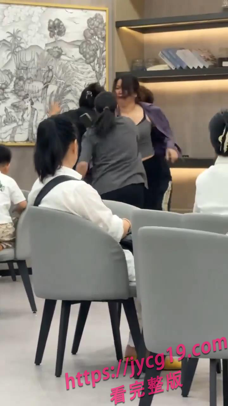广东咖啡店抓奸翻车 原配当众撕小三场面失控 配图5
