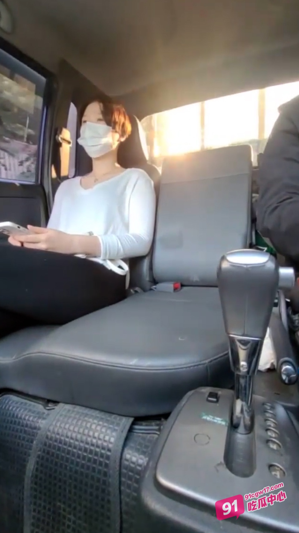 深夜视频推荐～大叔群邀高中嫩妹在车内开淫趴 自拍车震视频泄漏！ 配图2
