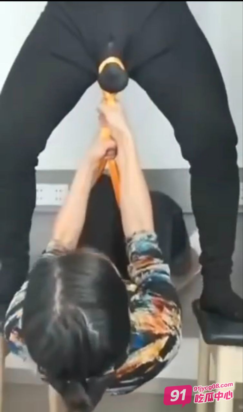 当今社会反差女干的离谱事, 七个视频带你看真实案例, 曝光后引人深思 配图4