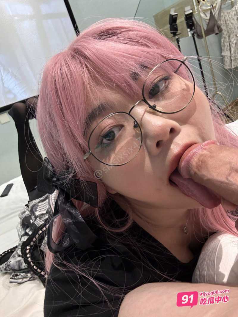 贵阳眼镜妹卢欣 沉迷SM玩得不亦乐乎 脸上尽显贱相~ 配图5
