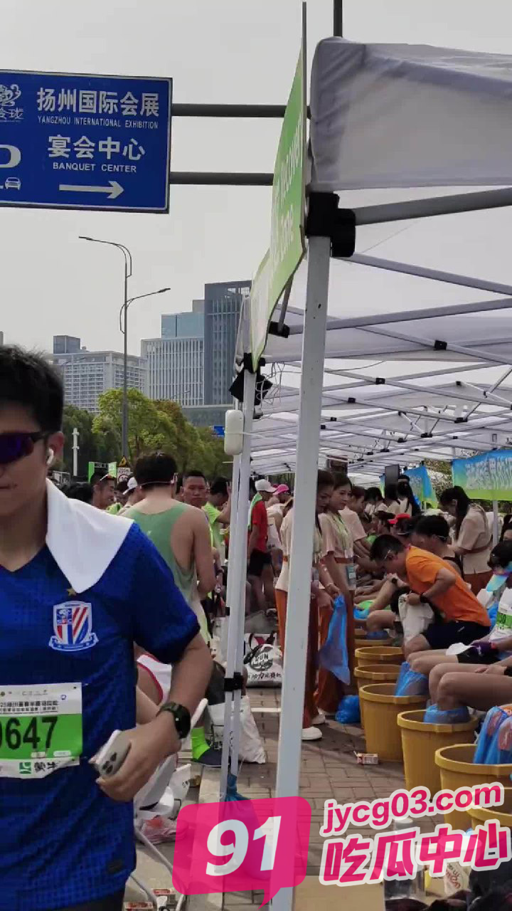 完赛福利天花板！旗袍美女跪地捏脚 跑友直喊加钟～